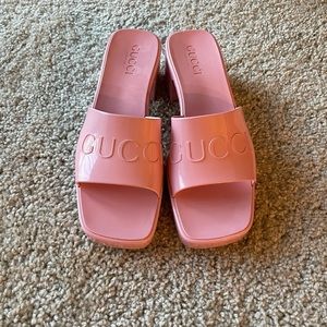 Gucci Women’s rubber slide sandal, size: 37 (US 7) color: pink